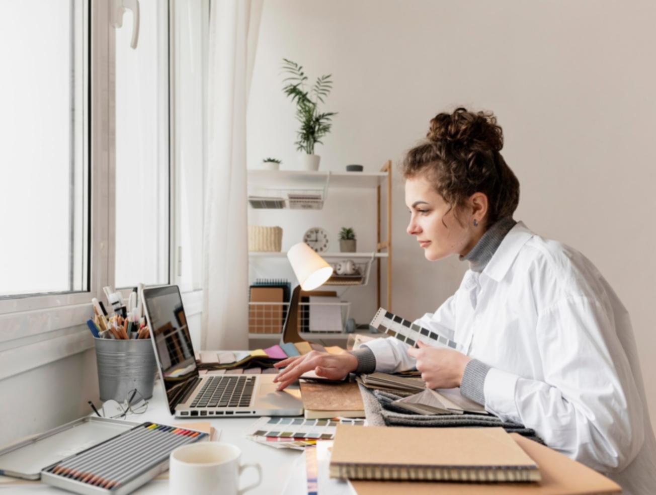Equipo de profesionales colaborando en estrategias de desarrollo empresarial